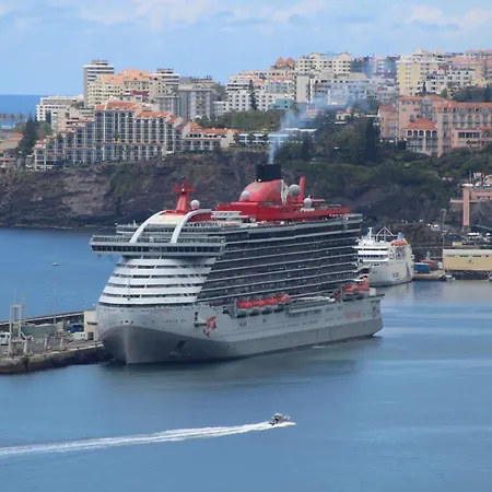 Sea Front House Ferienhaus Funchal (Madeira)